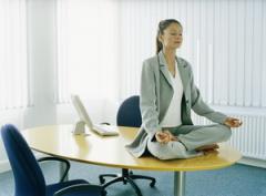 деловая женщина с красивой осанкой медитирует