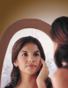Женщина видит свое лицо в зеркале, а потом уже одежу и фигуру