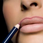 Контурный карандаш для губ при натуральном макияже